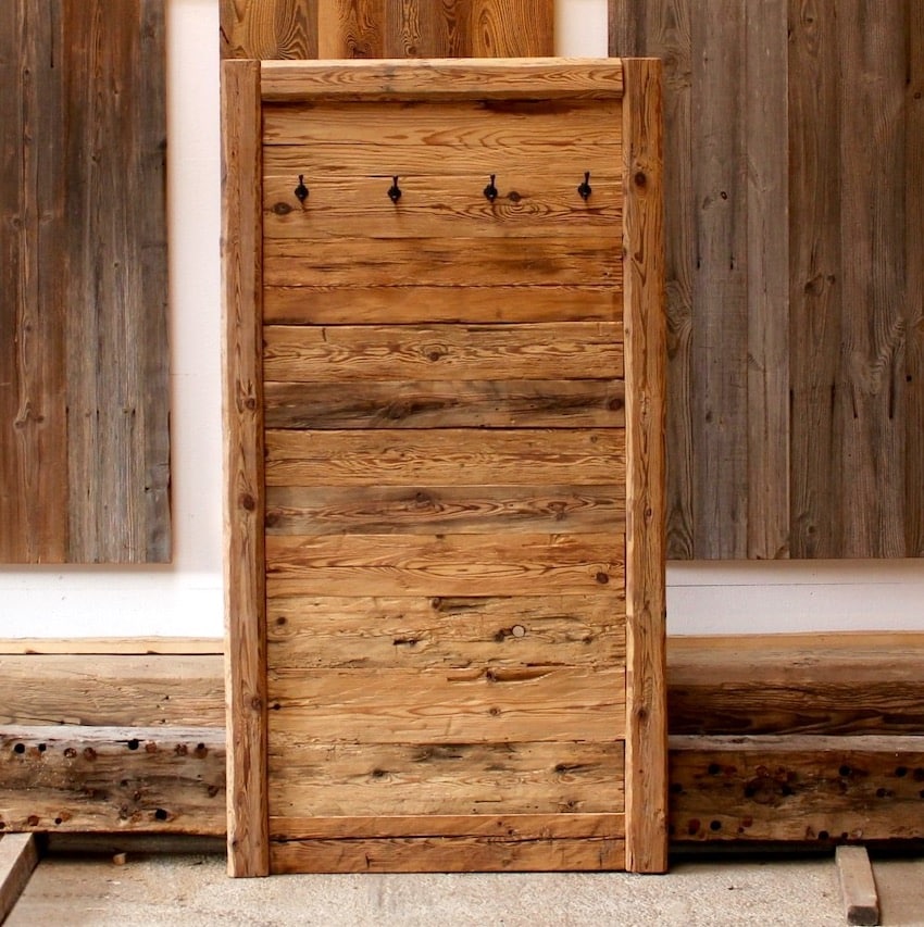 Brettergarderobe aus Altholz