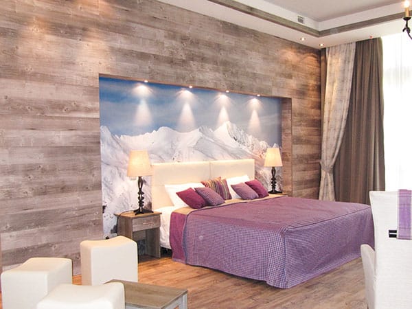 Schlafzimmer mit Holzwand & Holzboden